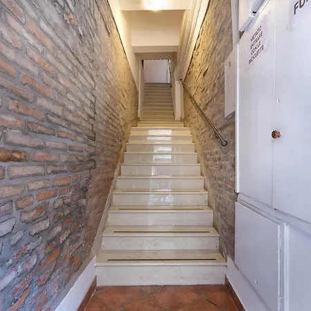 Guesthost - Mayr White * Ferrara