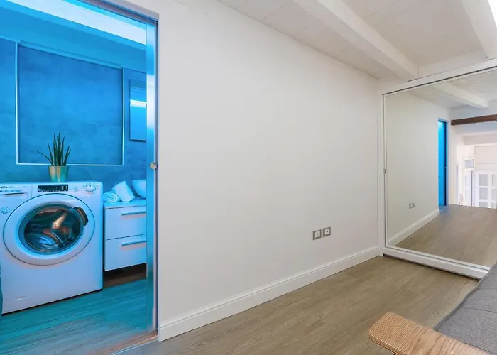 Guesthost - Mayr White *