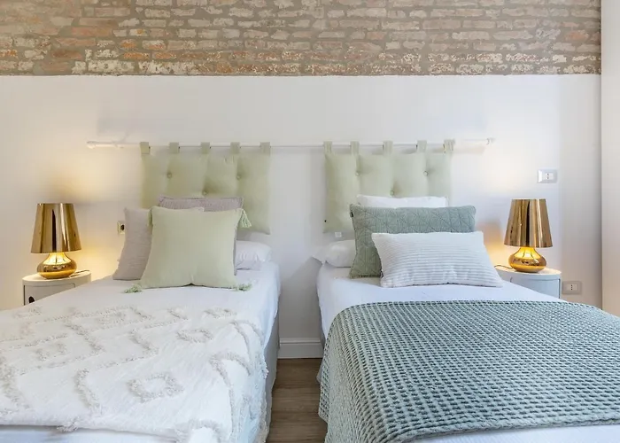 Guesthost - Mayr White