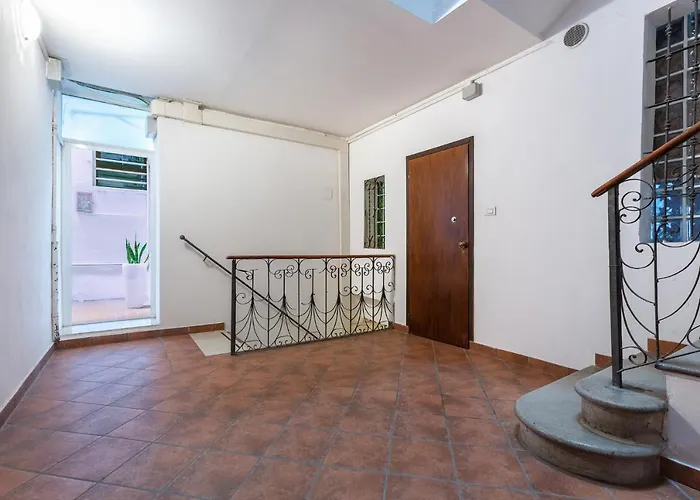 Guesthost - Mayr White * Ferrara